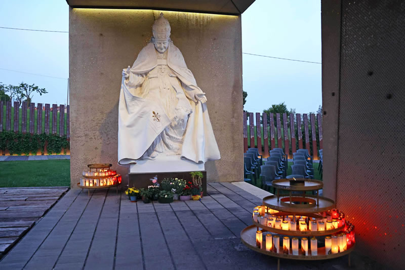 Giardino della pace - fiori a San Giovanni XXIII